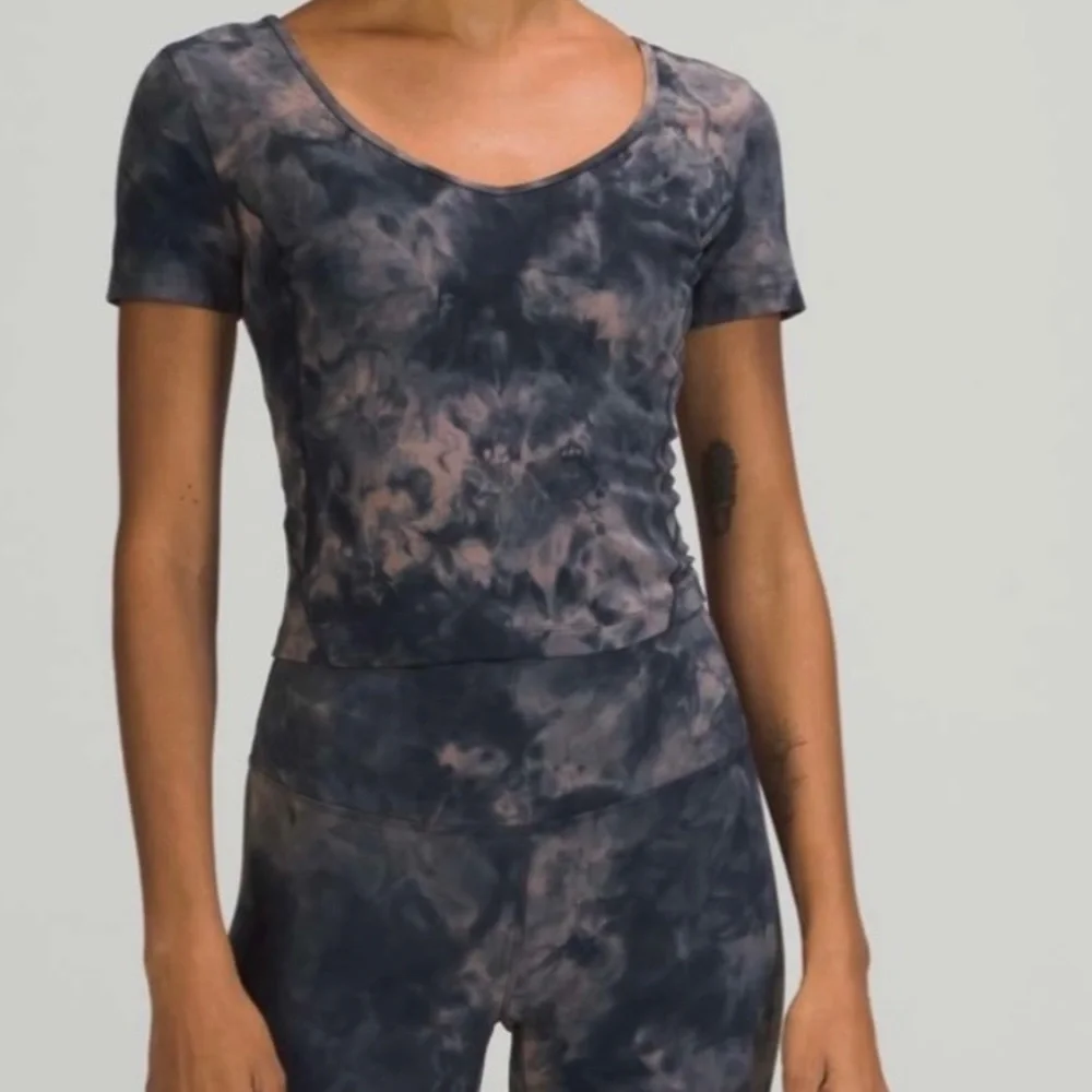Lululemon align tee crop blue & gray tie dye top Size 4